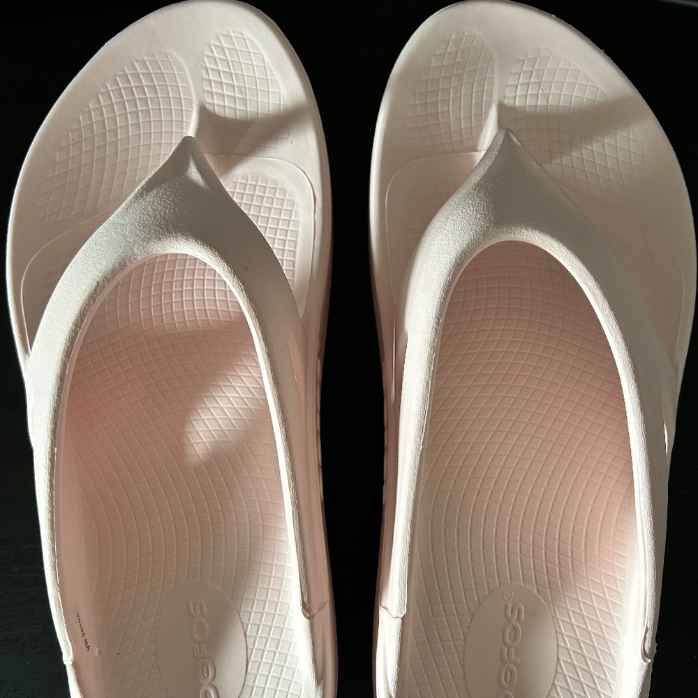 Oofos Flip Flops - Size 10 (barely worn!)